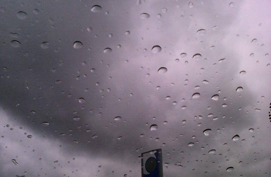 El misterio de las gotas de lluvia en el parabrisas